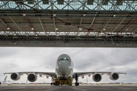Eine Lufthansa-Maschine des Typs Airbus A380 rollt nach seiner Landung auf dem Flughafen in München in dem Hangar. Nach dreijähriger Pause landet der doppelstöckige Flieger wieder in der bayerischen Landeshauptstadt.