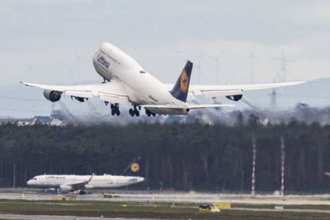 Eine Passagiermaschine der Lufthansa vom Typ Boeing-747 startet vom Flughafen Frankfurt.
