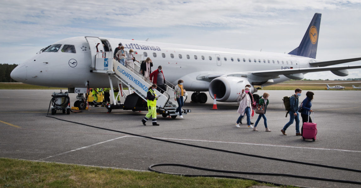 Auf dem Flughafen Heringsdorf wird ein Flugzeug im Linienflugverkehr der Lufthansa aus Frankfurt am Main abgefertigt. Neben Linienflügen starten nach Aussage eines Flughafen-Sprechers auf dem Inselflughafen Sportmaschinen, Charterflüge, Rundflüge und gelegentlich Ambulanzflüge etwa für Urlauber. 