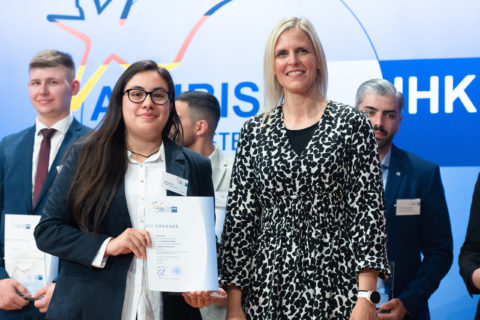 Nationale Bestenehrung 2023, Berlin: Nicole Klein, Fluggerätelektronikerin Aero-Dienst, und Swaantje Creusen, Vorsitzende des DIHK-Bildungsausschusses.