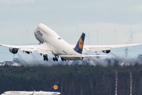Eine Maschine der Lufthansa startet am Flughafen Frankfurt.
