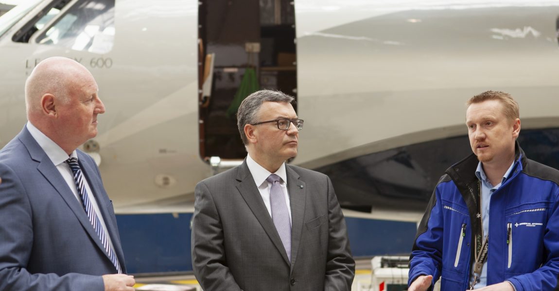 Harald Robl (CEO der General Atomics Europe Unternehmensgruppe)(links) und Jürgen Stadlmeir (rechts) erklären Dr. Florian Herrmann (bayrischer Staatsminister für Bundesangelegenheiten und Medien) die Do228.