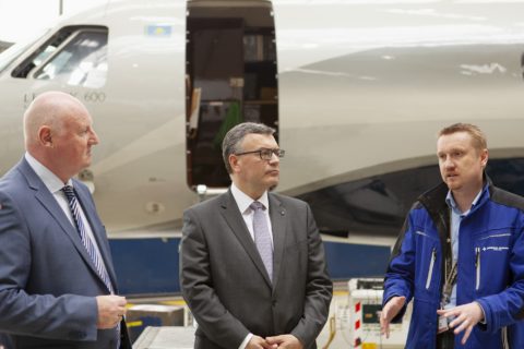 Harald Robl (CEO der General Atomics Europe Unternehmensgruppe)(links) und Jürgen Stadlmeir (rechts) erklären Dr. Florian Herrmann (bayrischer Staatsminister für Bundesangelegenheiten und Medien) die Do228.