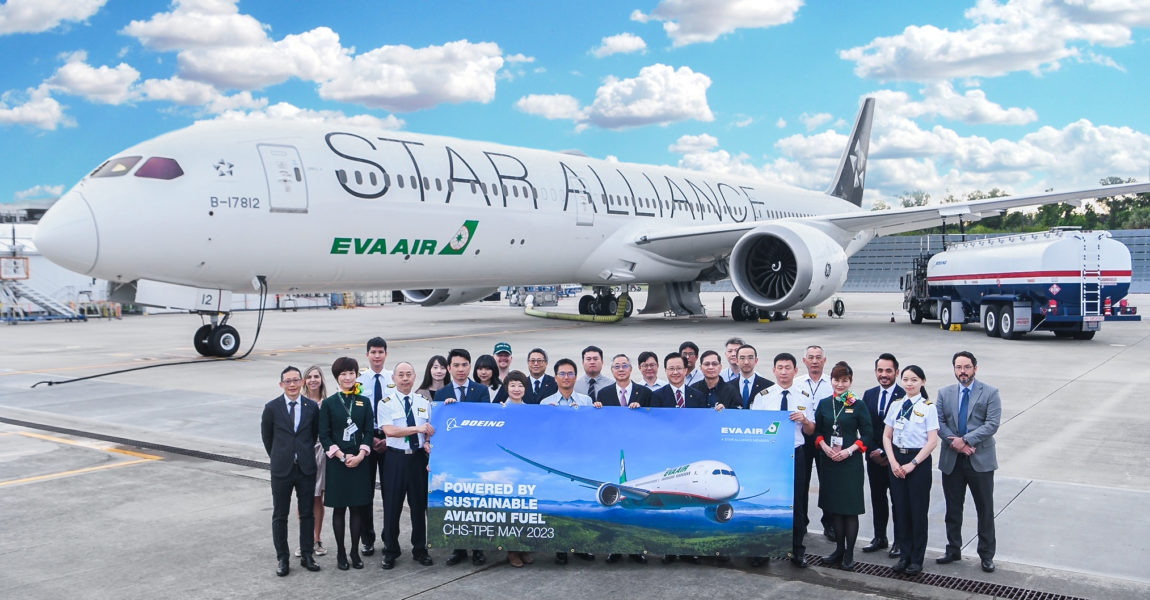 Die Crew posiert vor der Boeing mit dem neuen Star Alliance Logo.