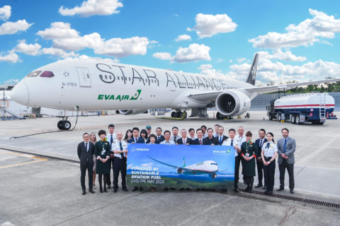 Die Crew posiert vor der Boeing mit dem neuen Star Alliance Logo.