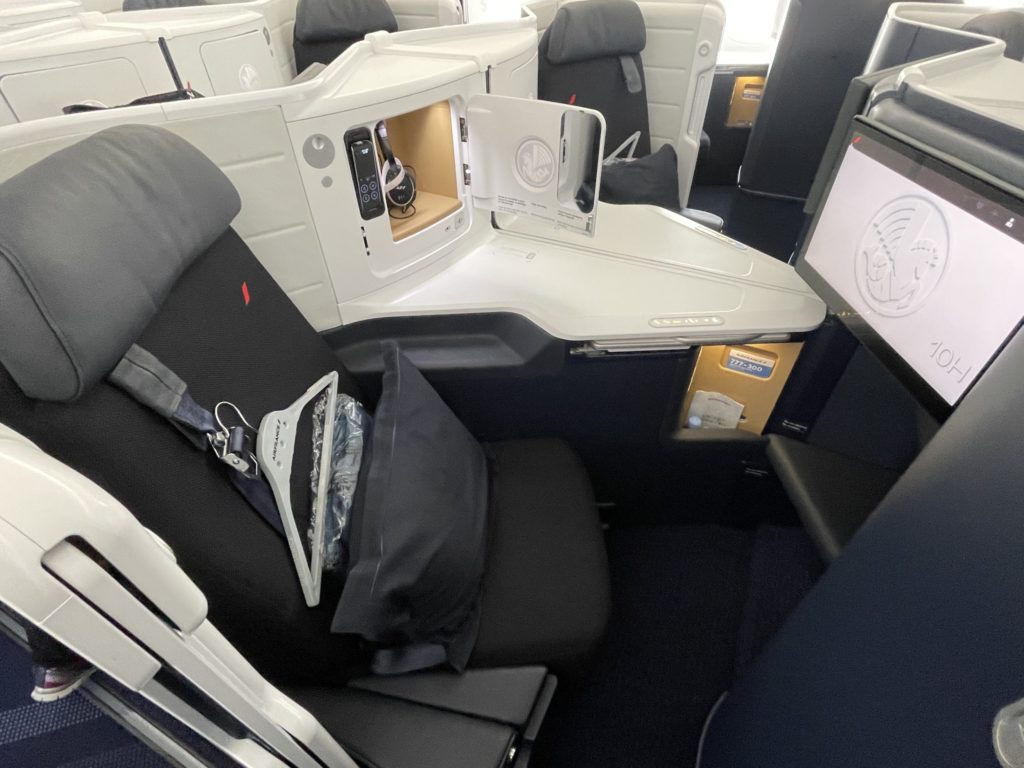 So sieht der neue Sitz der Business Class aus: Schiebetür für mehr Privatsphäre, große Ablagefläche, Stauraum mit Kopfhörer und vieles mehr.