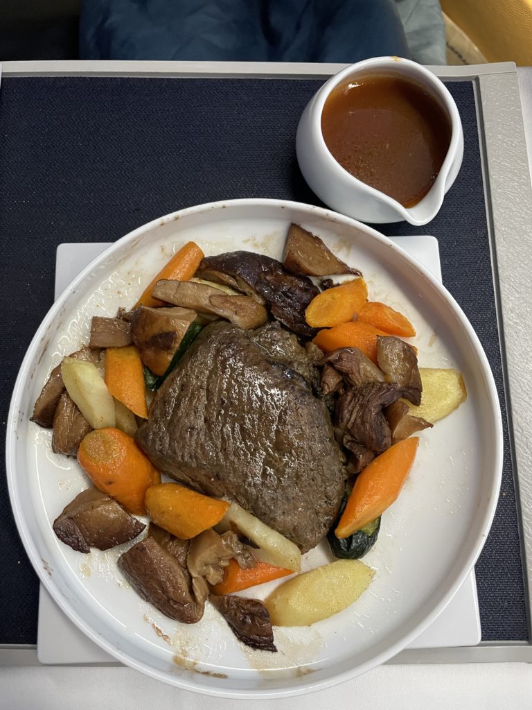 Hauptgang in der Air France Business Class: geschmortem Rindfleisch mit Thymiansauce, Steinpilzen und Gemüse