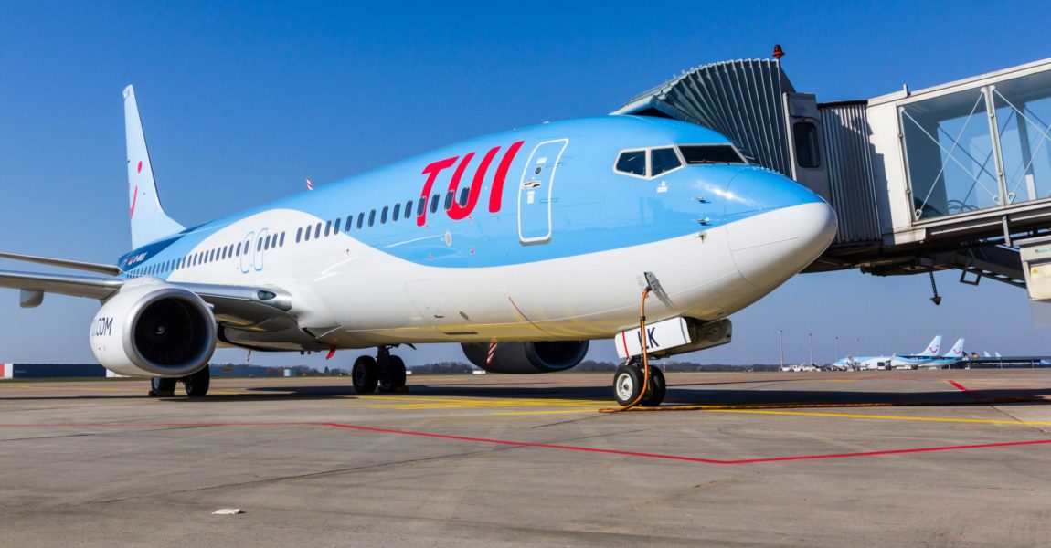 Eine TUI fly Boeing 737-800 am Heimatflughafen Hannover. 