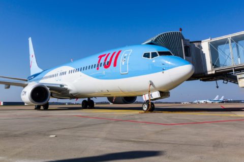 Eine TUI fly Boeing 737-800 am Heimatflughafen Hannover. 