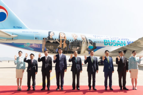 An der Enthüllungszeremonie nahm unter anderem der Premierminister Südkoreas, Han Duck-soo, teil.