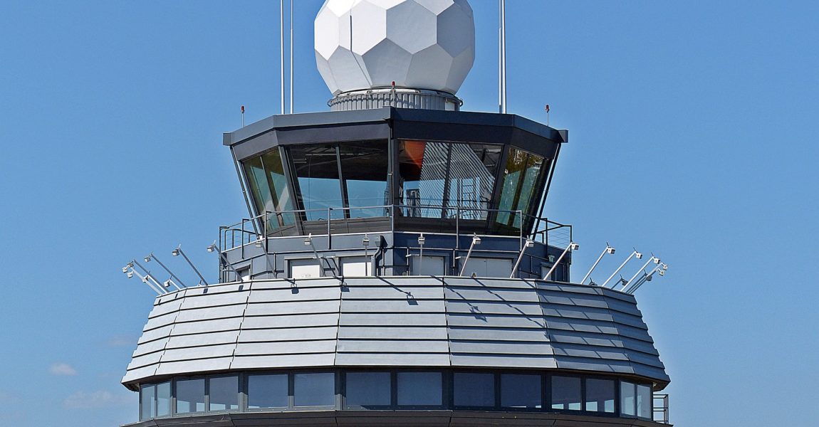 Hier wird der sichere Flugverkehr geregelt: Im Tower der Flugsicherung.