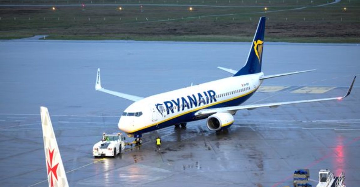 Eine Passagiermaschine der Fluggesellschaft Ryanair steht auf dem Flughafen Köln/Bonn.