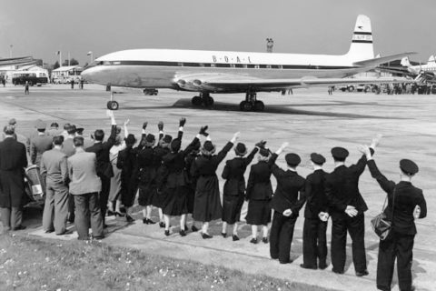 BOAC-Mitarbeiter verabschieden am 2. Mai 1952 die Comet 1 G-ALYP in London zu ihrem Premierenflug 