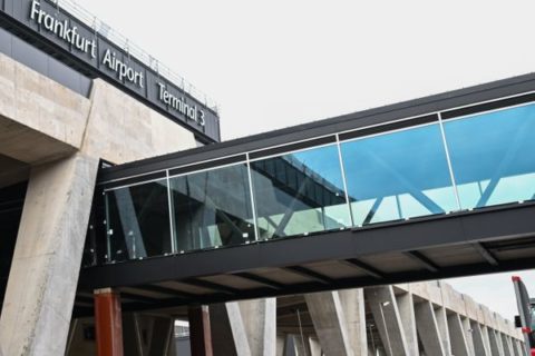 Auf der Baustelle des neuen Terminal 3 des Frankfurter Flughafens ist die neue Abflug- und Ankunftshalle, der Vorfahrtstisch und ein Übergang zum Terminal zu sehen. Die Arbeiten für das neue Terminal am größten deutschen Flughafen sind in vollem Gang. Der ganze Abschnitt soll 2026 in Betrieb gehen.