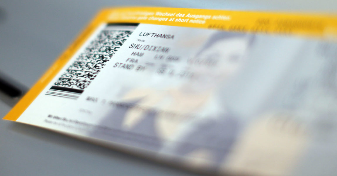 Ein Ticket der Lufthansa liegt am Flughafen.