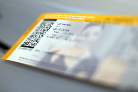 Ein Ticket der Lufthansa liegt am Flughafen.