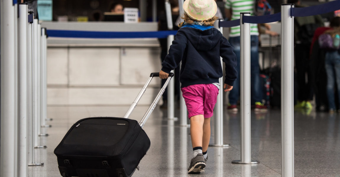 Wenn das Kind nicht mit den Sorgeberechtigten fliegt, braucht es für die Einreise eine Reisevollmacht. Diese muss in manchen Ländern sogar beglaubigt sein.