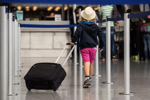 Wenn das Kind nicht mit den Sorgeberechtigten fliegt, braucht es für die Einreise eine Reisevollmacht. Diese muss in manchen Ländern sogar beglaubigt sein.