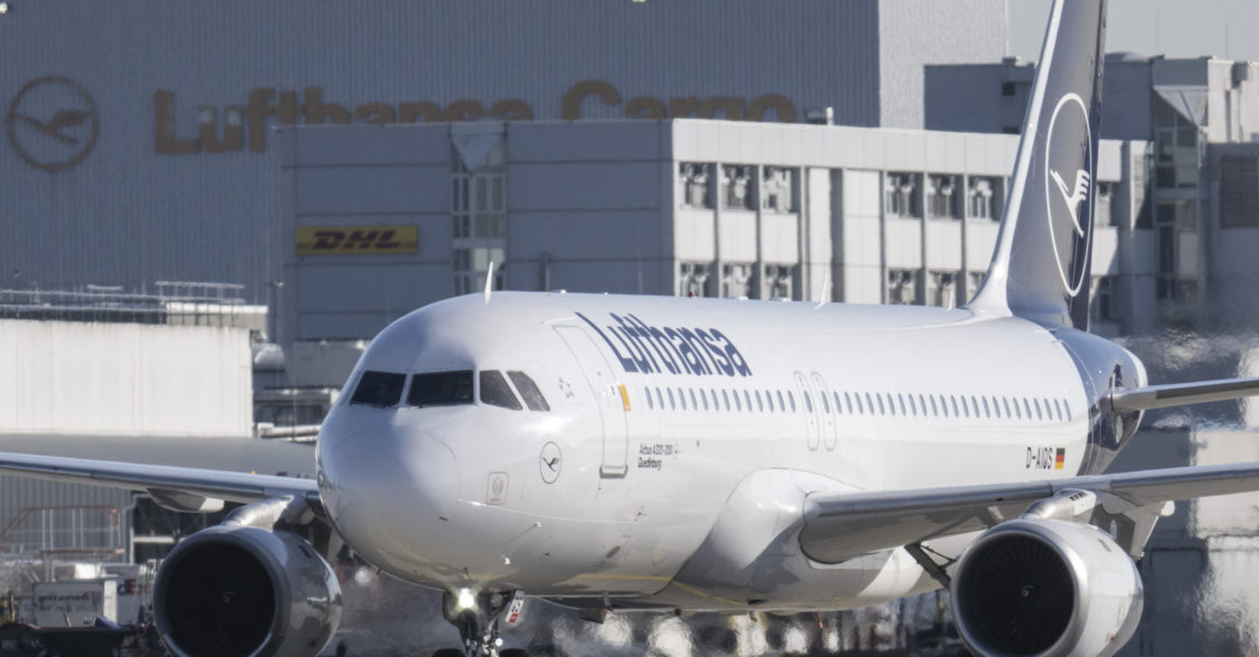 Ein Flugzeug rollt auf dem Flughafen Frankfurt zum Start. Wegen des drohenden Warnstreiks bei der Bahn sind die Inlandsflüge am Montag und Dienstag stark gebucht.