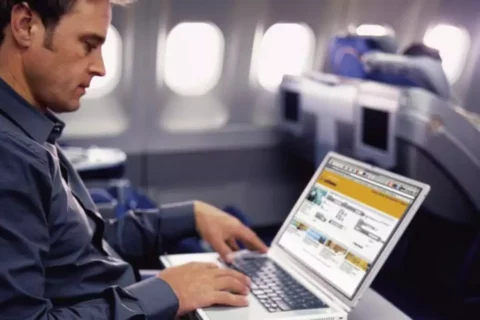 Lufthansa setzt immer mehr auf Digitalisierung. So gibt es Neuigkeiten beim Thema WLAN an Bord (Symbolfoto).