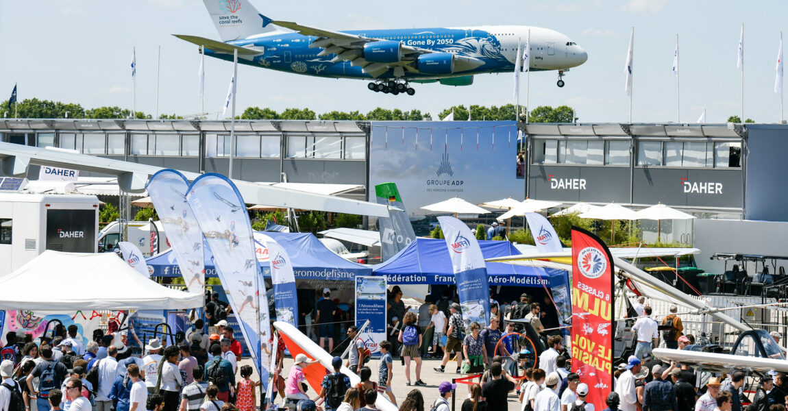 2453 Aussteller aus 49 Ländern sind bei der größten Luftfahrtmesse der Welt präsent, die am Flughafen von Le Bourget stattfindet. 