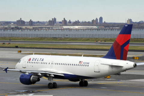 Ein Bodenmitarbeiter ist am Flughafen San Antonio in Texas in ein Triebwerk eines Airbus 319 von Delta Air Lines geraten (Symbolfoto).