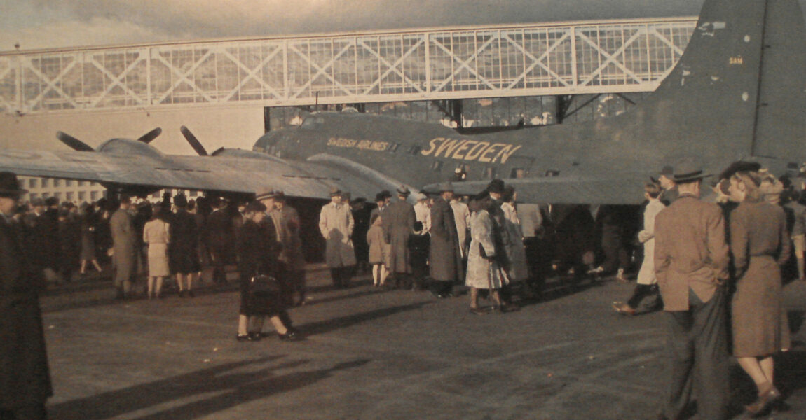 Vor dem Erstflug nach New York hatten die Stockholmer Gelegenheit sich die B-17 Felix von
Nahem anzuschauen. Zu jener Zeit gab es auf den Flughäfen noch keine 
Sicherheitskontrollen.