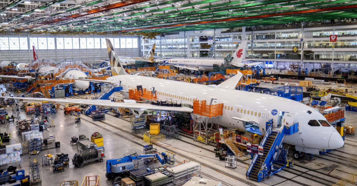 Boeing-Mitarbeiter montieren ein Flugzeug des Typs «Boeing 787 Dreamliner» in ihrem Hauptmontagegebäude auf dem Boeing-Campus. Der US-Flugzeugbauer Boeing hat einen neuen Defekt bei seinem von einer Produktionspannenserie geplagten Langstreckenjet 787 Dreamliner identifiziert.