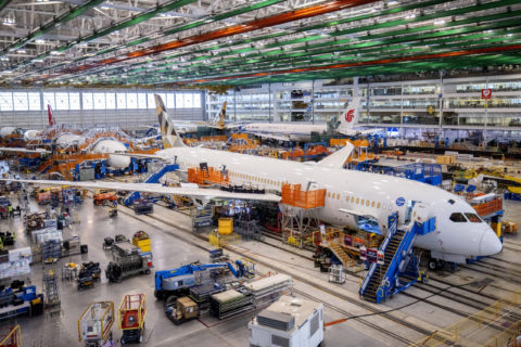 Boeing-Mitarbeiter montieren ein Flugzeug des Typs «Boeing 787 Dreamliner» in ihrem Hauptmontagegebäude auf dem Boeing-Campus. Der US-Flugzeugbauer Boeing hat einen neuen Defekt bei seinem von einer Produktionspannenserie geplagten Langstreckenjet 787 Dreamliner identifiziert.