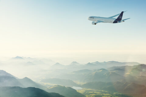 Für mehr Nachhaltigkeit im Tourismus: DER Touristik und Lufthansa Group bauen Zusammenarbeit aus.