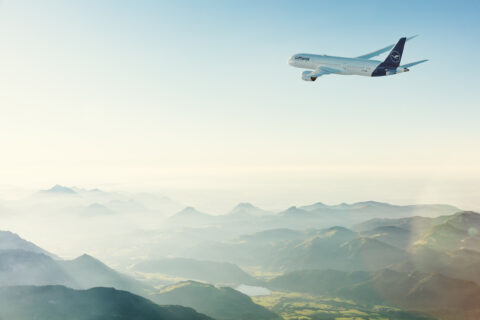 Für mehr Nachhaltigkeit im Tourismus: DER Touristik und Lufthansa Group bauen Zusammenarbeit aus.