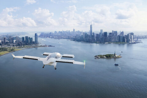 Elektroflugzeug von Lilium vor der Skyline Manhattans.