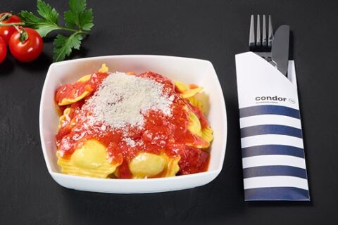 In der Business-Class wird das Essen zukünftig auf Porzellantellern serviert.