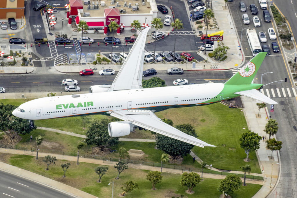 Eine Boeing 777-300ER der EVA Air im Anflug auf Los Angeles. Insgesamt setzt der Carrier 34 Triple Seven ein.