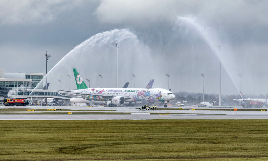 Die Flughafenfeuerwehr in München verabschiedet den Erstflug der EVA Air vom Erdinger Moos aus nach Taipeh standesgemäß.