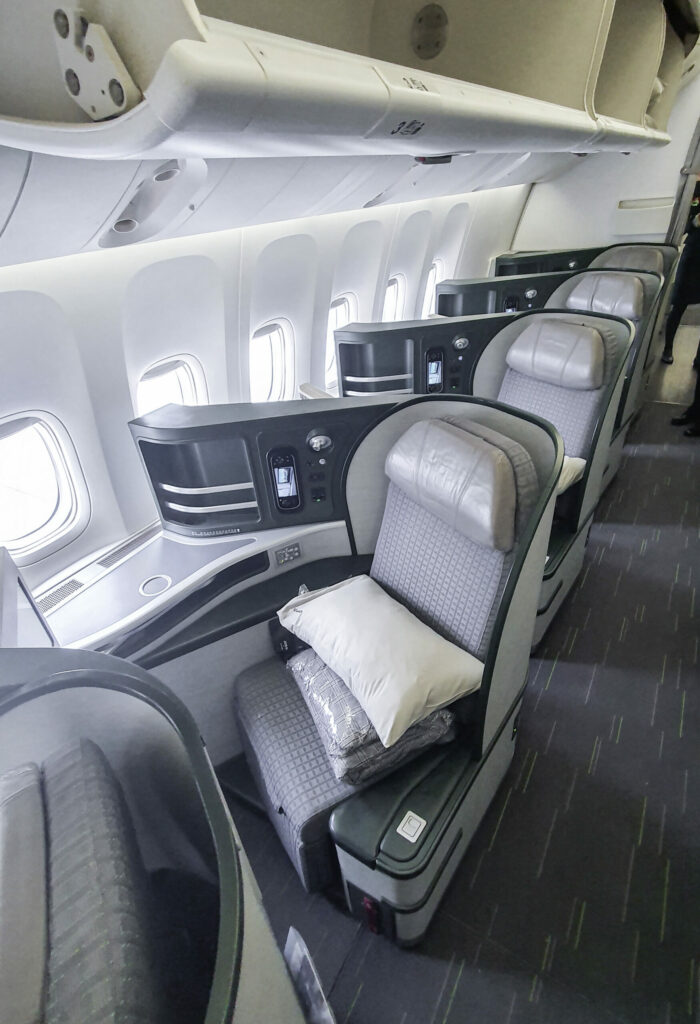 In der Business Class der Boeing 777-300ER hat jeder Gast einen Gangplatz.