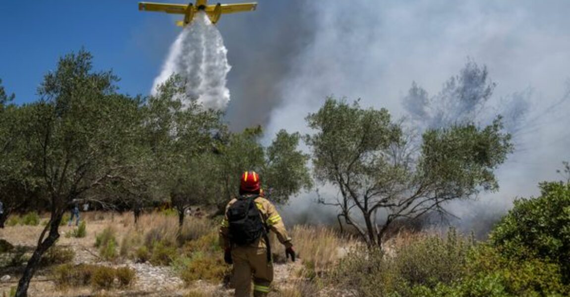 Starke Winde erschweren den Kampf gegen die Waldbrände auf der griechischen Ferieninsel Rhodos.