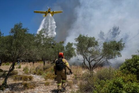Starke Winde erschweren den Kampf gegen die Waldbrände auf der griechischen Ferieninsel Rhodos.