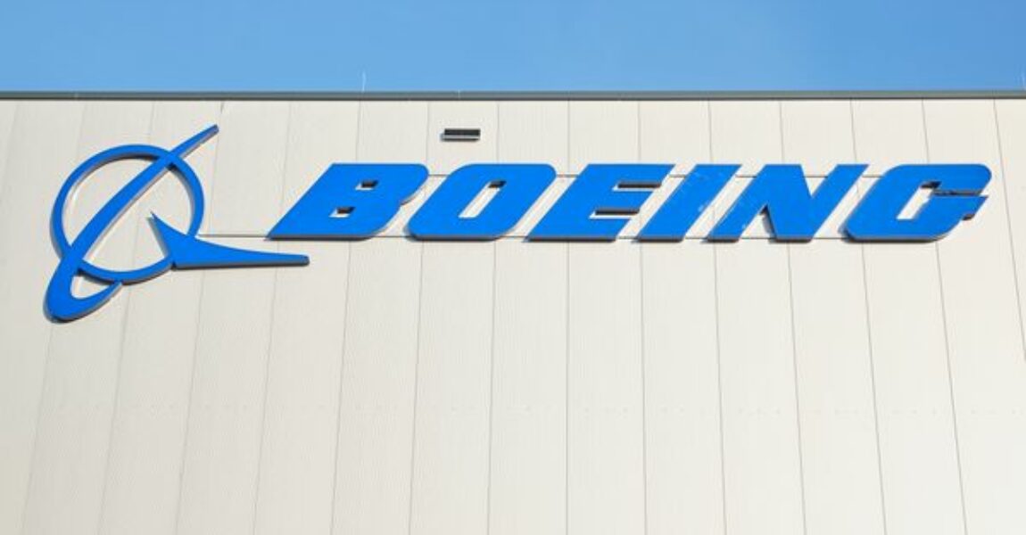 Blick auf das Boeing-Logo des neuen Distributionszentrums in Henstedt-Ulzburg.