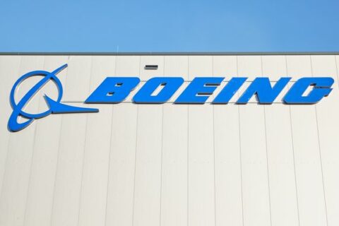 Blick auf das Boeing-Logo des neuen Distributionszentrums in Henstedt-Ulzburg.