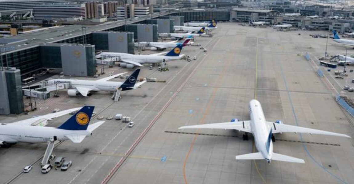Passagierjets stehen auf dem Flughafen Frankfurt. 