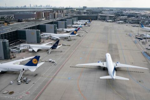 Passagierjets stehen auf dem Flughafen Frankfurt. 