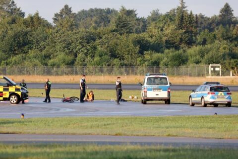 Klimaaktivisten kleben auf einem Rollfeld des Hamburger Flughafens.