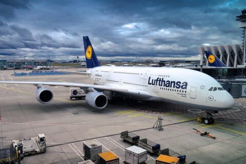 Die Lufthansa bietet zahlreiche Langstrecken weltweit an. Hier mit einem Airbus A380.