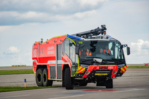 Der Flughafen Erfurt-Weimar feierte jetzt die Übergabe des ersten 
Panthers 6x6 an die Flughafenfeuerwehr.