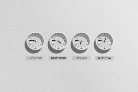 Zeitzonen bestimmen die aktuelle Uhrzeit und unterscheiden sich von Kontinent zu Kontinent.