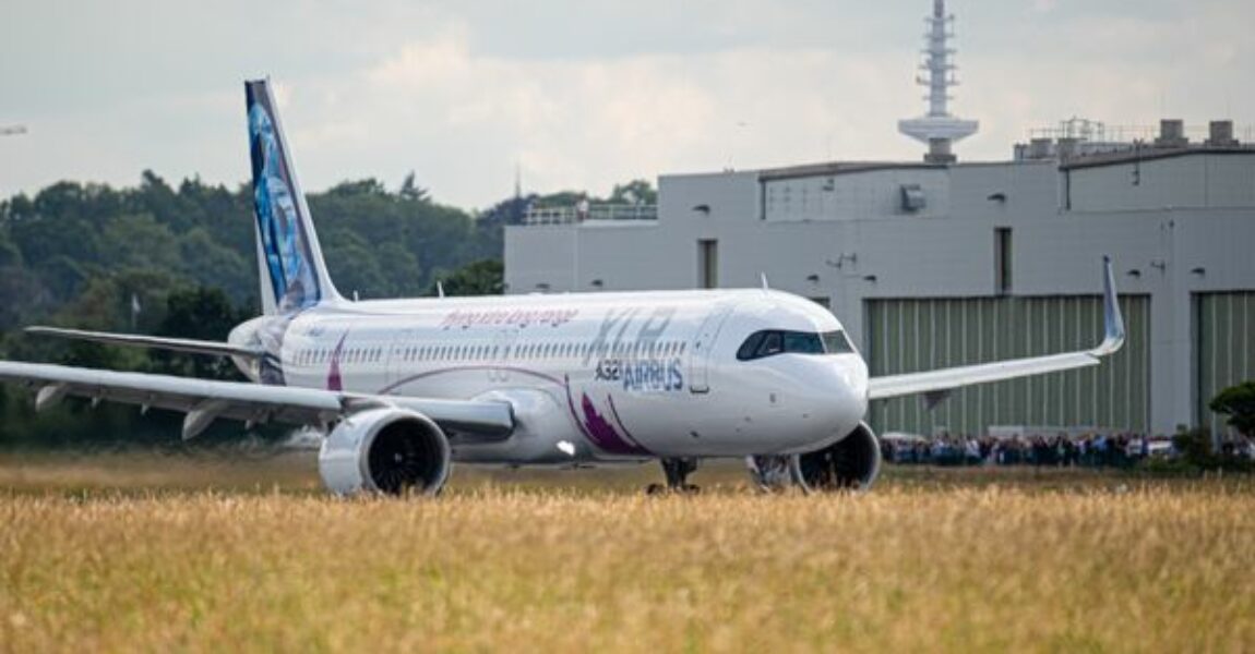 Ein Airbus A321XLR startet während eines Medientermins vom Airbus-Standort Finkenwerder zu einem Testflug.