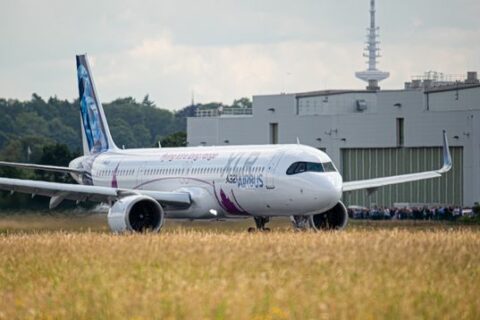 Ein Airbus A321XLR startet während eines Medientermins vom Airbus-Standort Finkenwerder zu einem Testflug.