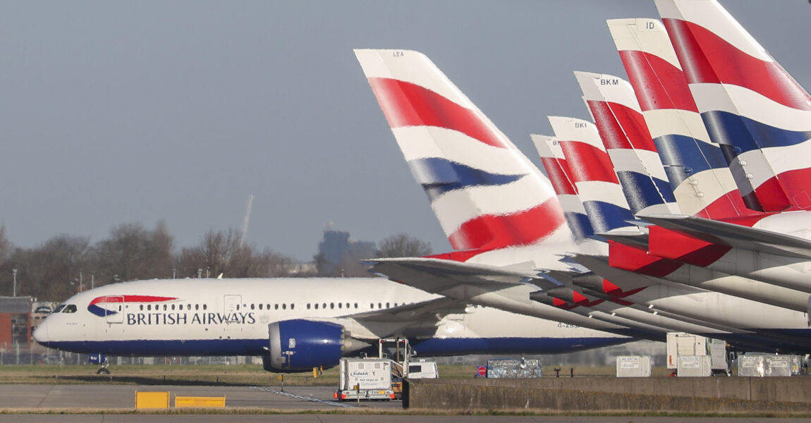Flugzeuge von British Airways stehen auf dem Flughafen London Heathrow. Nun bekommen Mitarbeitende mehr Geld.