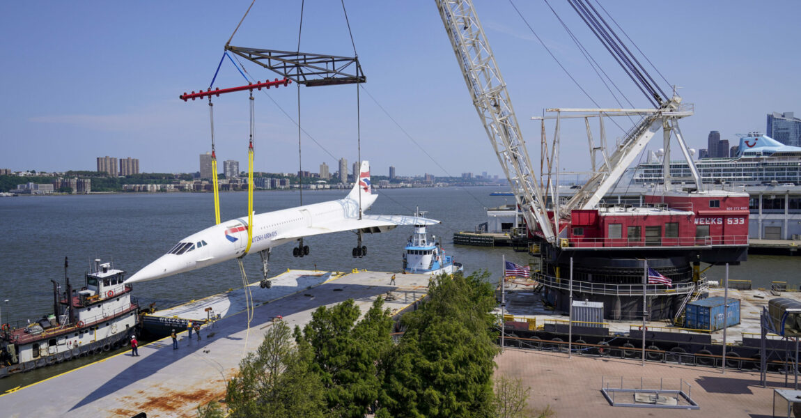 Eine «British Airways Concorde» wird im «Intrepid Sea, Air & Space Museum» angehoben. Mit Kran und Boot wurde das ausgediente Flugzeug der British Airways, das seit rund 20 Jahren auf dem Museumsschiff Intrepid vor der Westseite Manhattans steht, in eine Werft im Stadtteil Brooklyn gebracht.